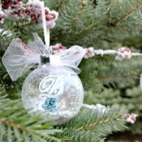 NellieBellie: DIY snowglobe ornament This DIY snow globe ornament is a simple craft/diy that will make a huge difference in your Christmas decorating. It is a fun ornament for a tree or just around the house!