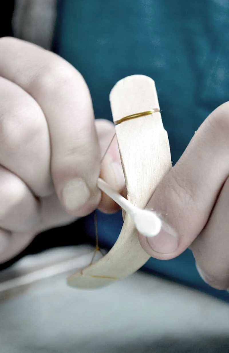 This mini bow and arrow tutorial from NellieBellie is easy to follow and a fantastic popsicle stick craft to make on a rainy afternoon. DIY bow and arrow.