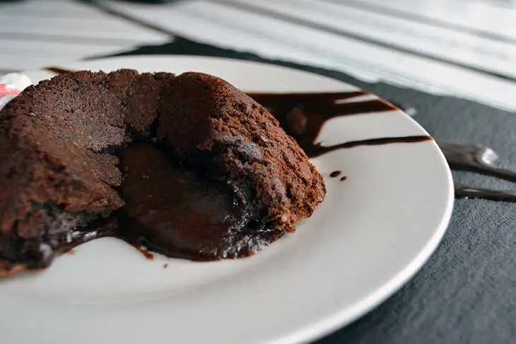 Easy lava cake recipe! Seriously simple to make, and absolutely delicious!