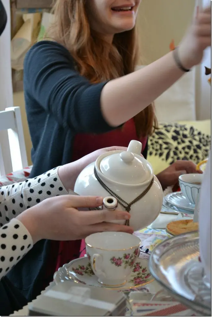 Alice in Wonderland tea party...vintage-style. By NellieBellie Alice in Wonderland tea party...vintage-style. By NellieBellie