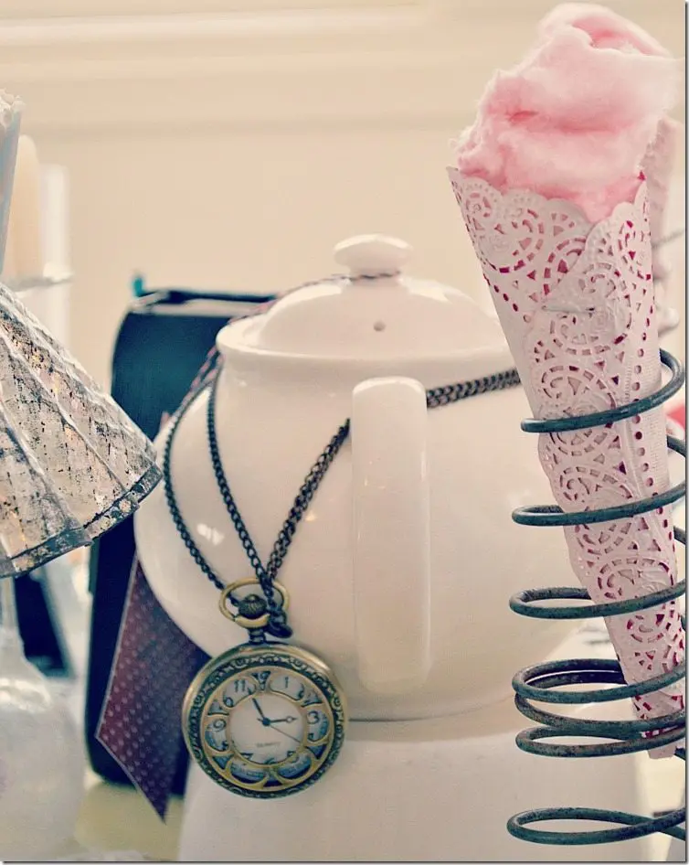 Alice in Wonderland tea party...vintage-style. By NellieBellie Alice in Wonderland tea party...vintage-style. By NellieBellie