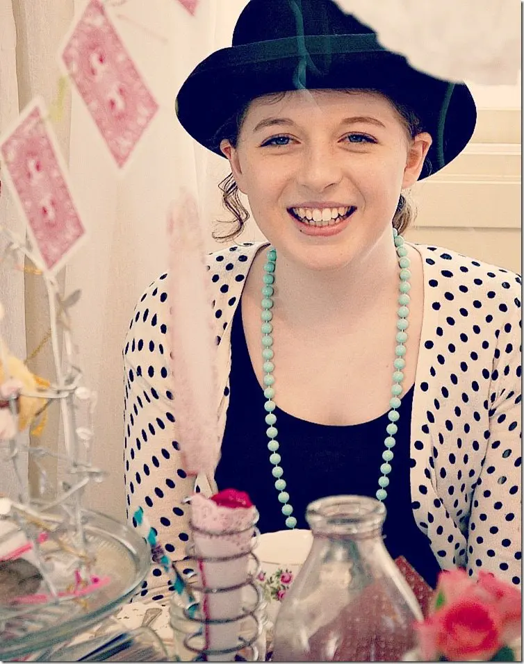 Alice in Wonderland tea party...vintage-style. By NellieBellie Alice in Wonderland tea party...vintage-style. By NellieBellie