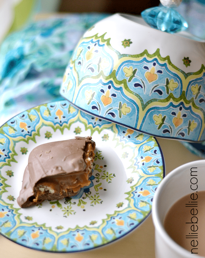 This DIY domed cake stand is an Anthro knock-off that is easy to replicate. We found items that already had great designs, so it was just a matter of putting everything together well! Perfect gift idea! make cake stand