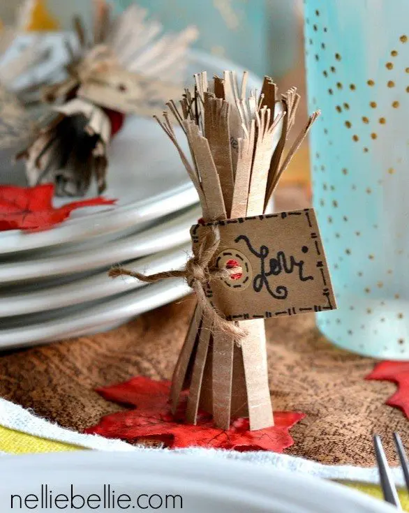 Make Thanksgiving place cards out of toilet paper rolls. A easy, fun toilet paper tube craft for the fall! #kidscrafts #fall #craft #recycledcraft 