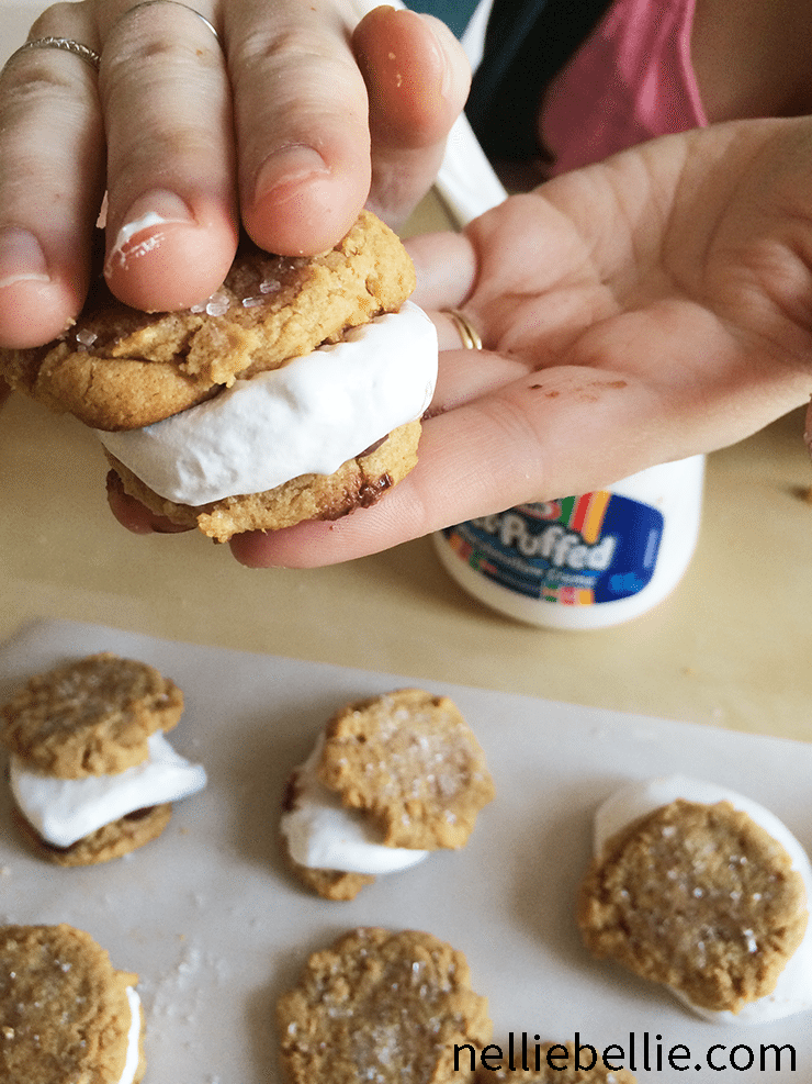 Fluffernuttwr cookies! A delicious update to the fluffernutter sandwiches of our youth.