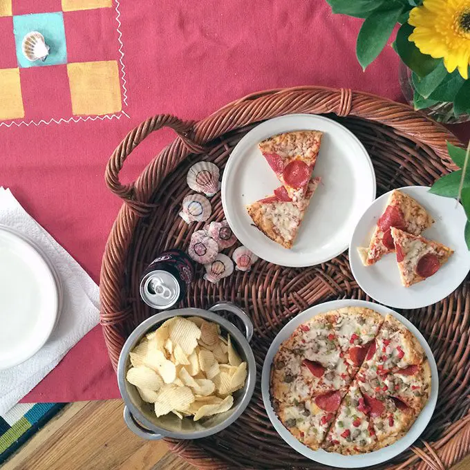 indoor picnic pizza party from nelliebellie.com