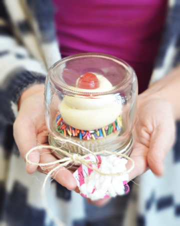 make a cute individual cupcake holder. So easy to make and gift! www.nelliebellie.com #gift #cupcake