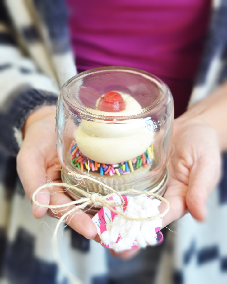 make a cute individual cupcake holder. So easy to make and gift; it's one of our favorite easy gift ideas! www.nelliebellie.com 