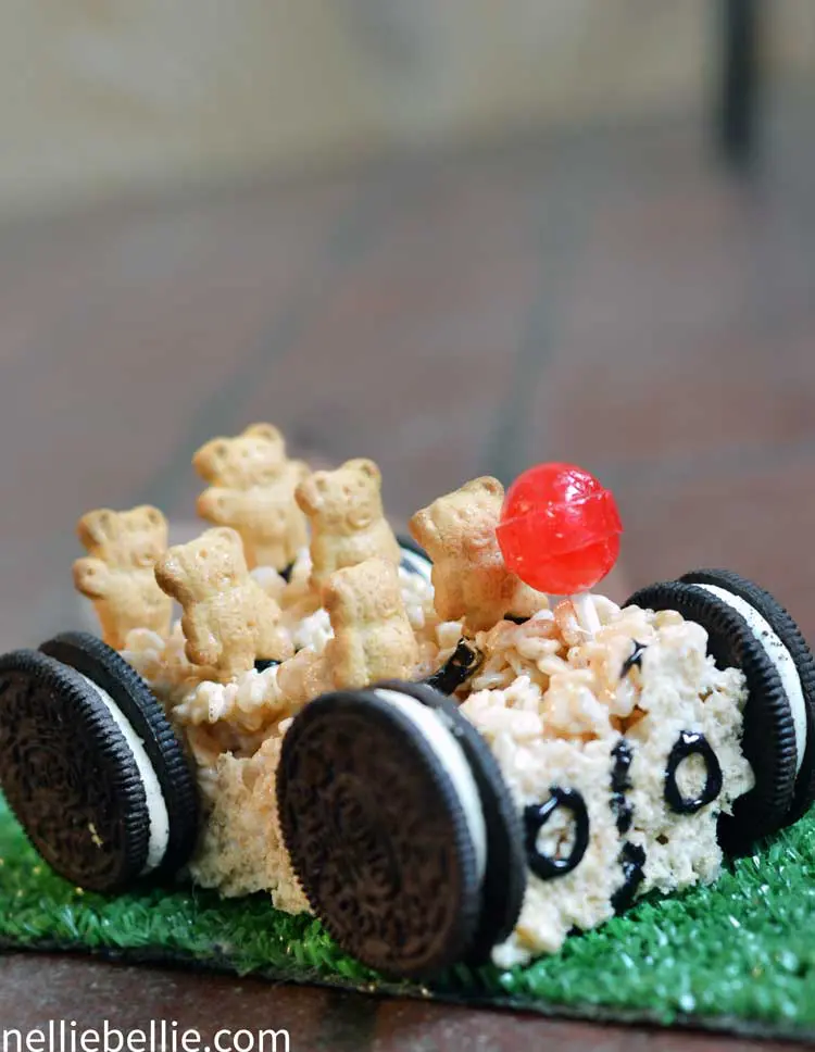 Rice Krispie Treats: car edition. Easy to make and fun to eat! #snacks #ricekrispie