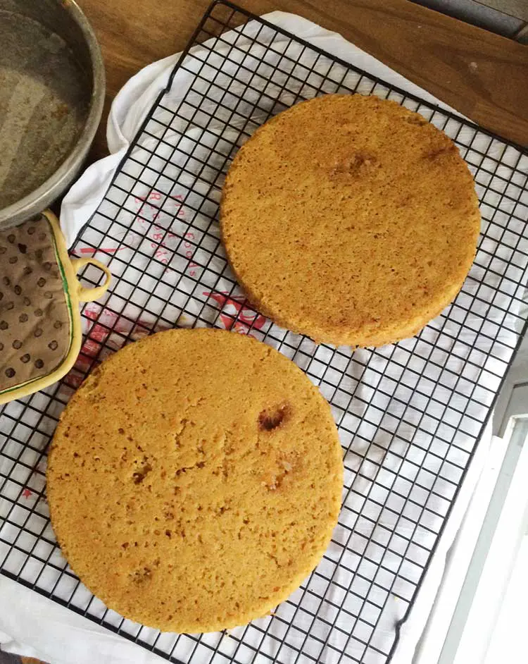 round baked carrot cakes