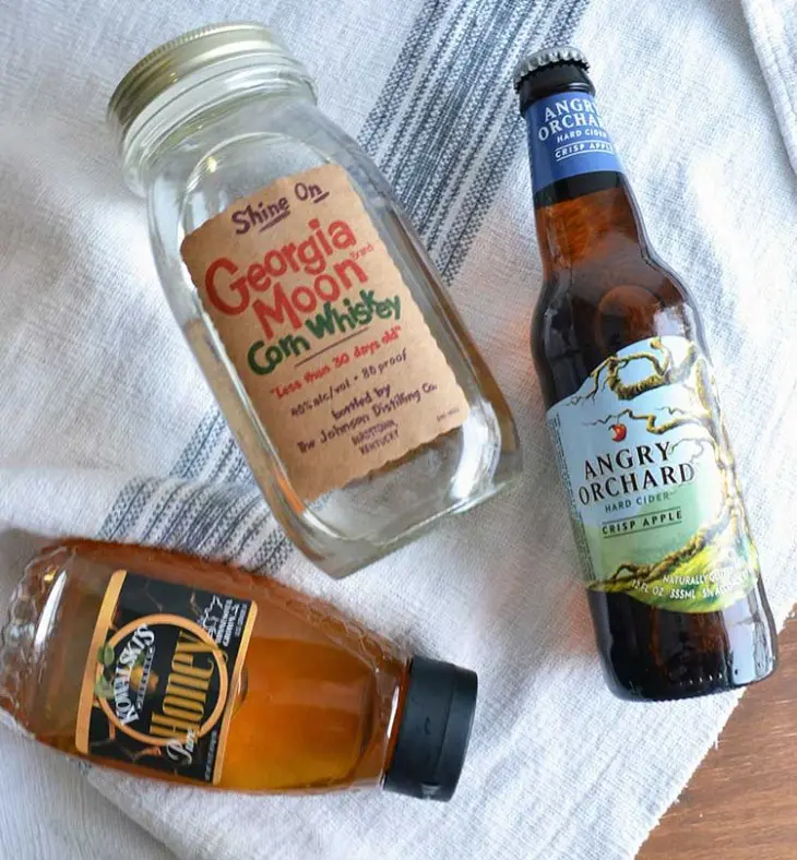 apple cider hot toddy. A gluten-free alcoholic drink that is easy to make! apple, gluten-free, alcholic, beverages, warm drinks
