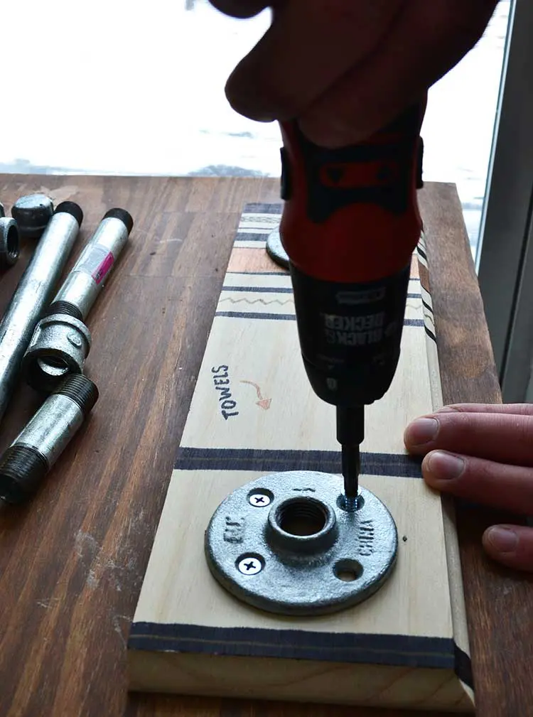 full and easy tutorial for making a pipe paper towel holder