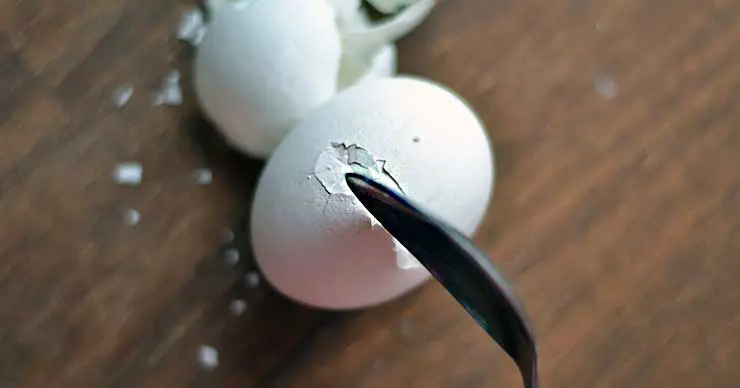 how to peel an egg