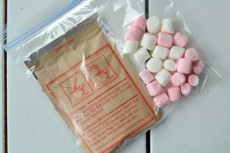 A cute printable that is easy to add to the top of a sandwich bag. Fill the bag with a package of cocoa and pink and white marshmallows for Cupid Cocoa.