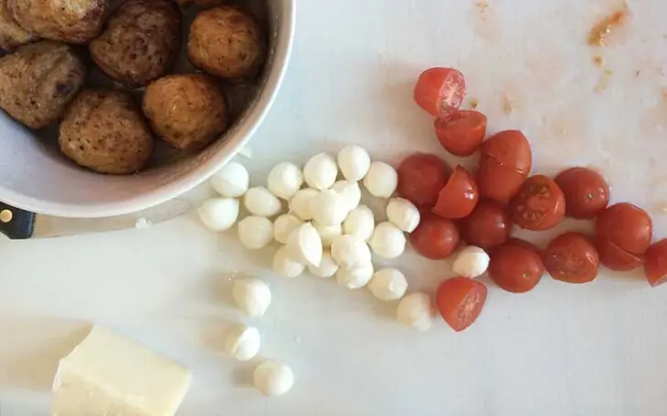 Meatball pizza, a fast and easy family pizza night recipe!
