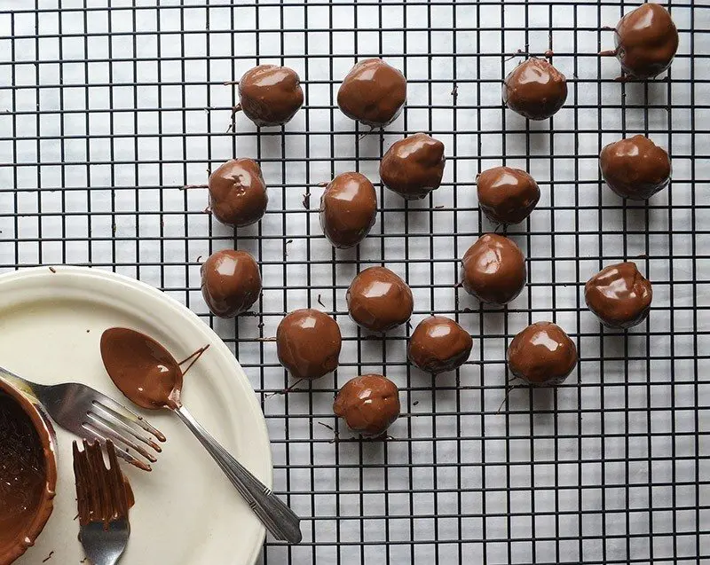chocolate-chip-cookie-dough-truffles