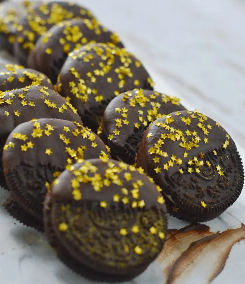 Chocolate Dipped oreos with edible starts | a nelliebellie recipe