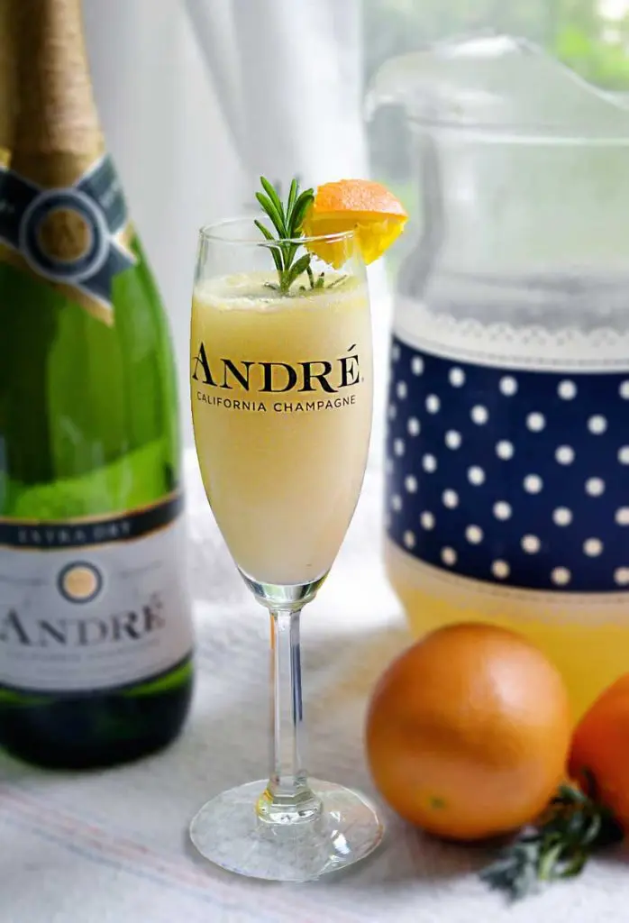 a lavender mimosa recipe perfect for a brunch, breakfast, or holiday!