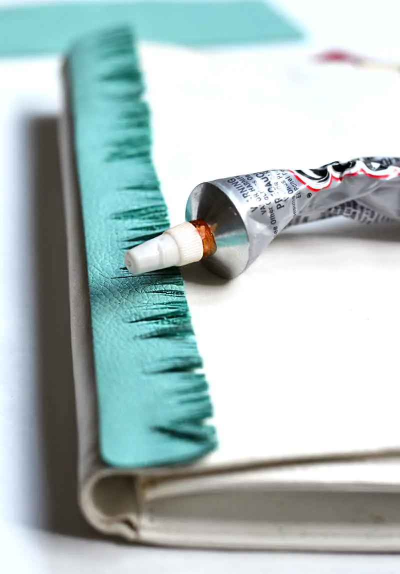 Steps to take to create a no-sew fringe clutch