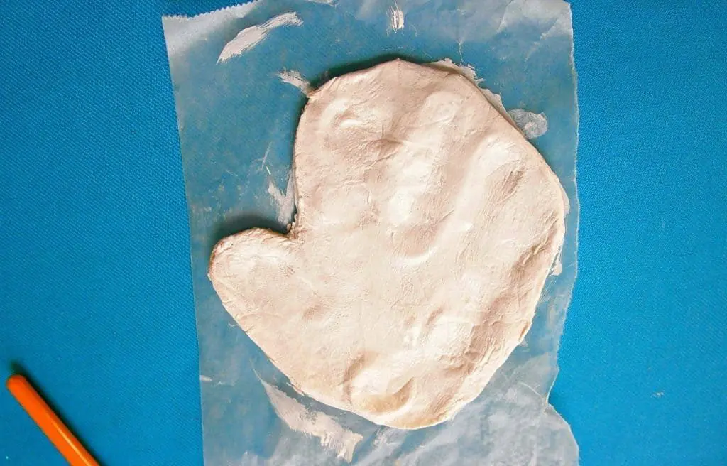 Cat in the Hat craft. A fun activity for Dr. Seuss' birthday using your child's handprint!