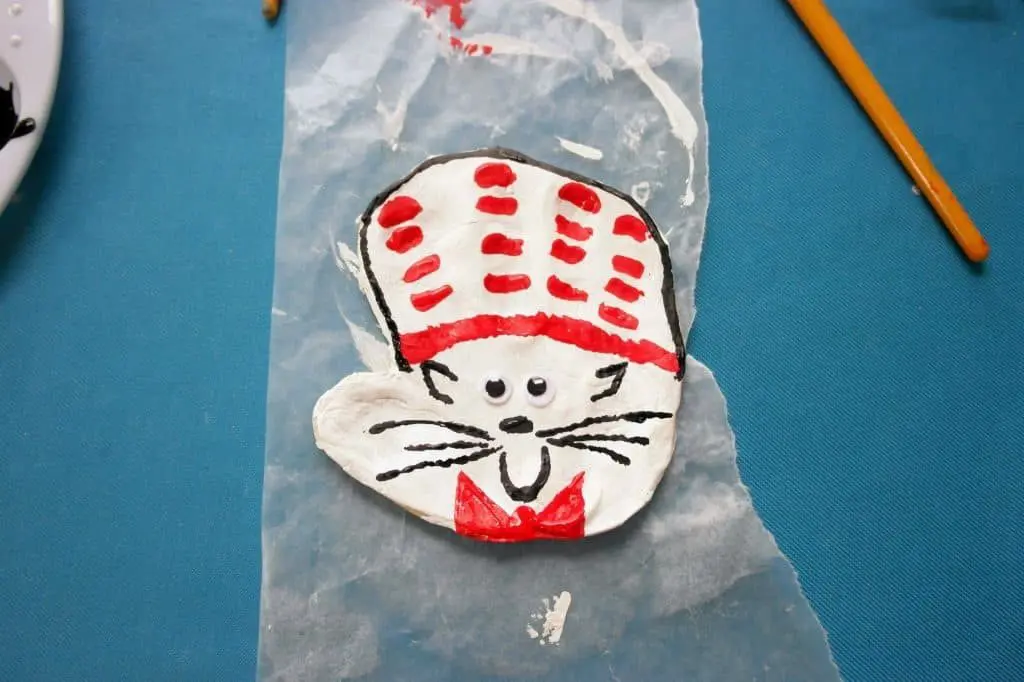 Cat in the Hat craft. A fun activity for Dr. Seuss' birthday using your child's handprint!