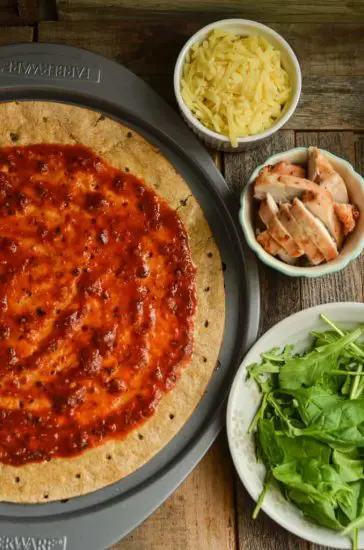 Chicken arugula pizza