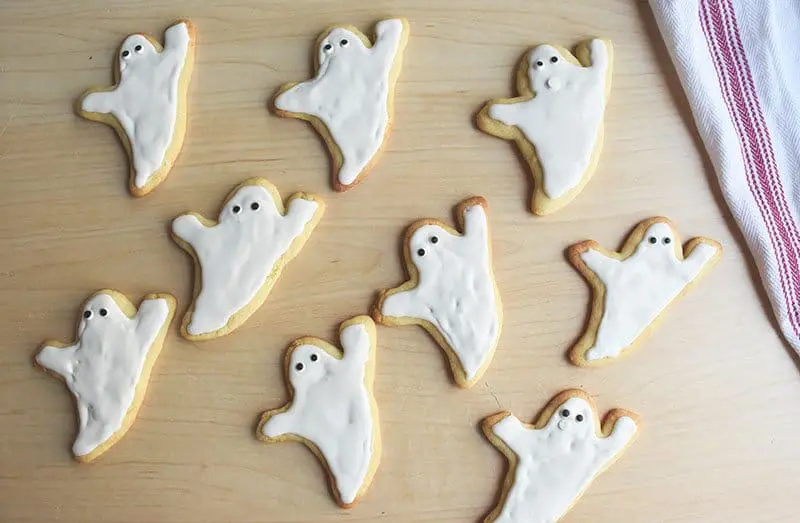 easy ghost cookies. Fun Halloween treat that is easy enough for kids to make!