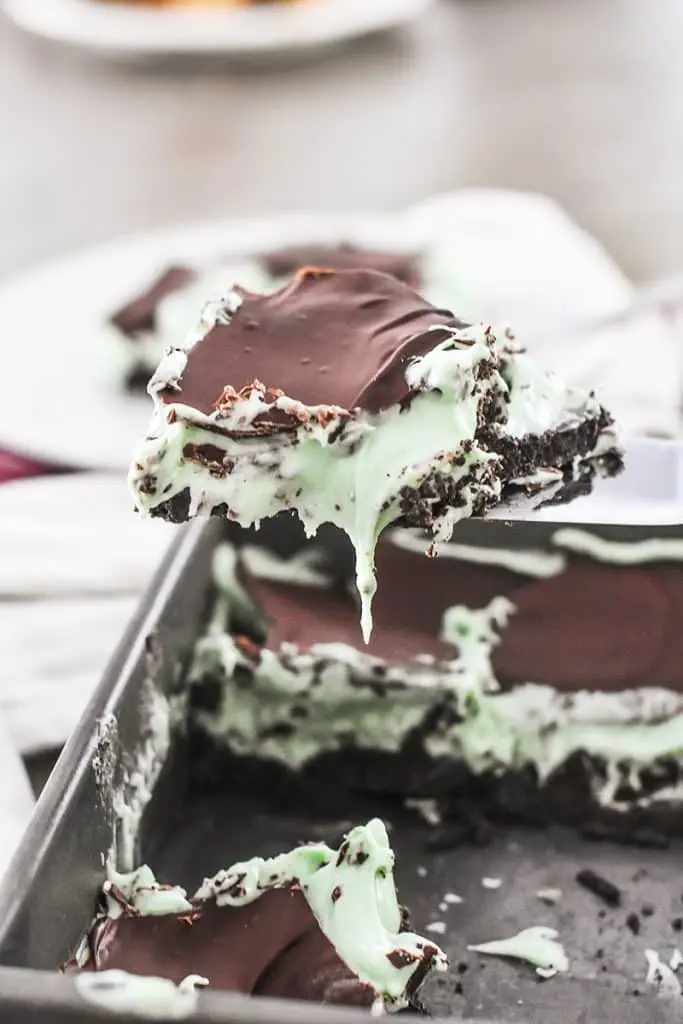 Easy, creamy chocolate mint bars with a oreo cookie crust and creamy mint layer.