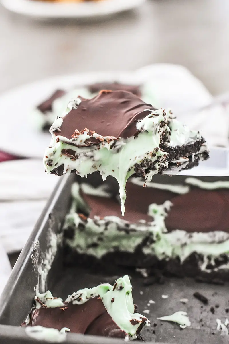 Easy, creamy chocolate mint bars with a oreo cookie crust and creamy mint layer.