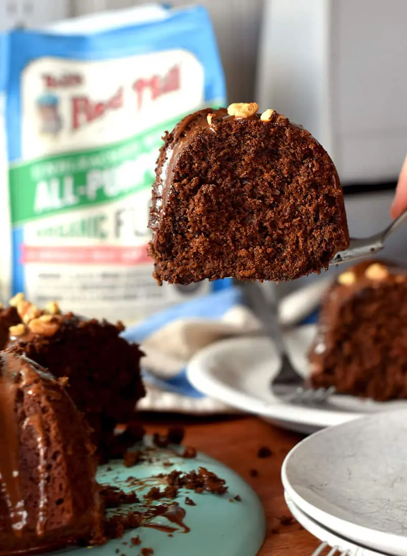 This is a simple recipe for an old-fashioned, chocolate brownie cake. You'll love this homemade, easy recipe that will remind you of your Grandma's brownies! Yummy, delicious, and great for weekday dessert! #browniecake #easyrecipe #homemadecake #fromscratch