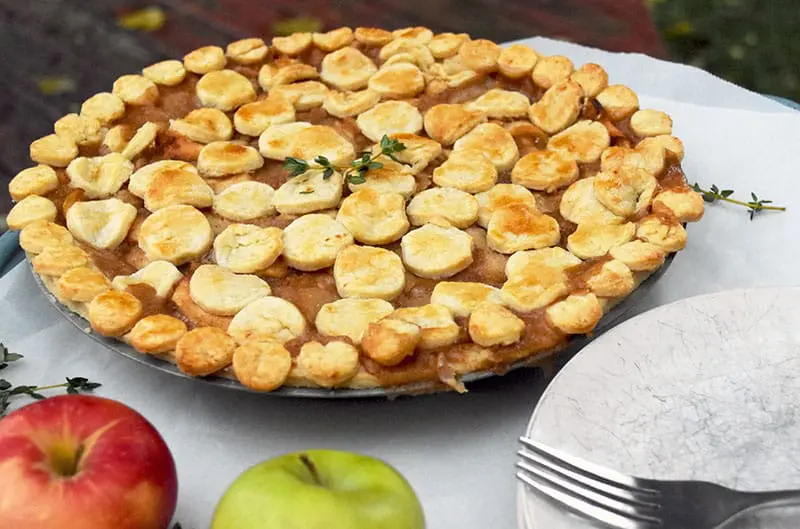 This is a delicious fall pie full of sliced pears, apples, spices, and flavor! This uses a classic homemade pie filling and amps up the flavor with sweet pears and spices. My personal favorite pie recipe! #applepie #easy #homemade #pear #crust #filling