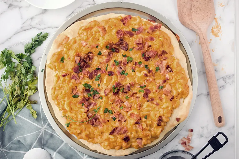 macaroni and cheese pizza