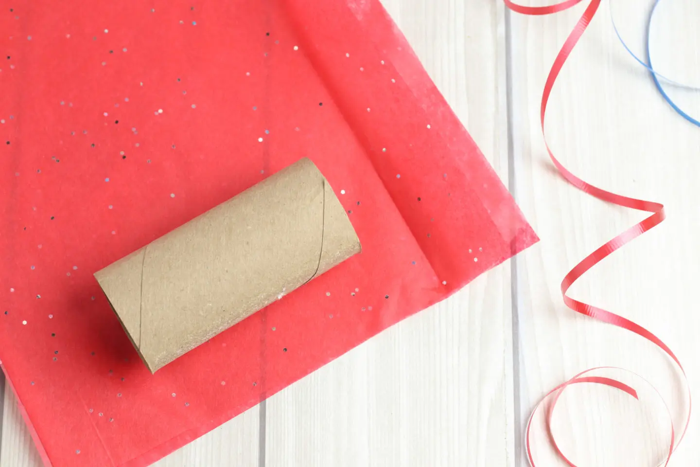 NellieBellie shows how to make a party popper
