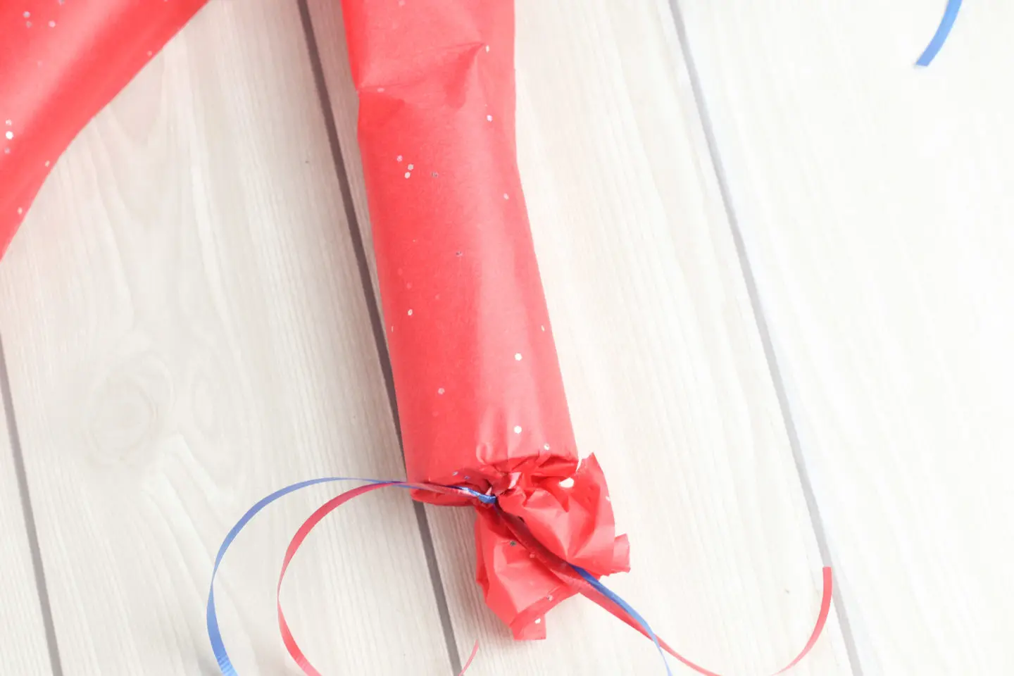 NelliBellie shows how to make a party popper