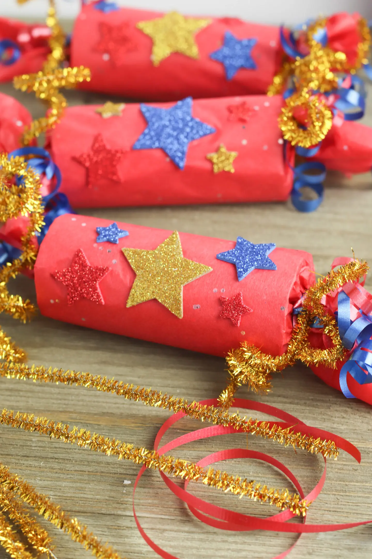 NellieBellie showing how to make confetti party poppers