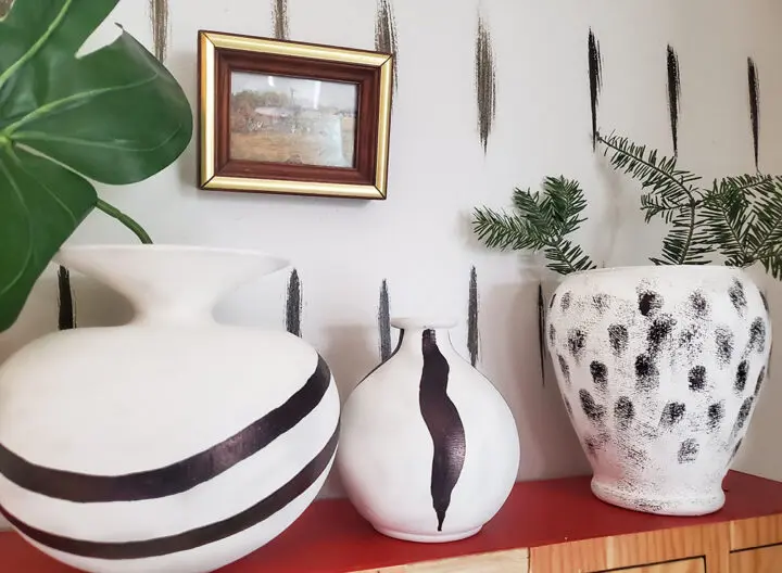 Vases painted with baking soda paint to create a DIY ceramic effect.
