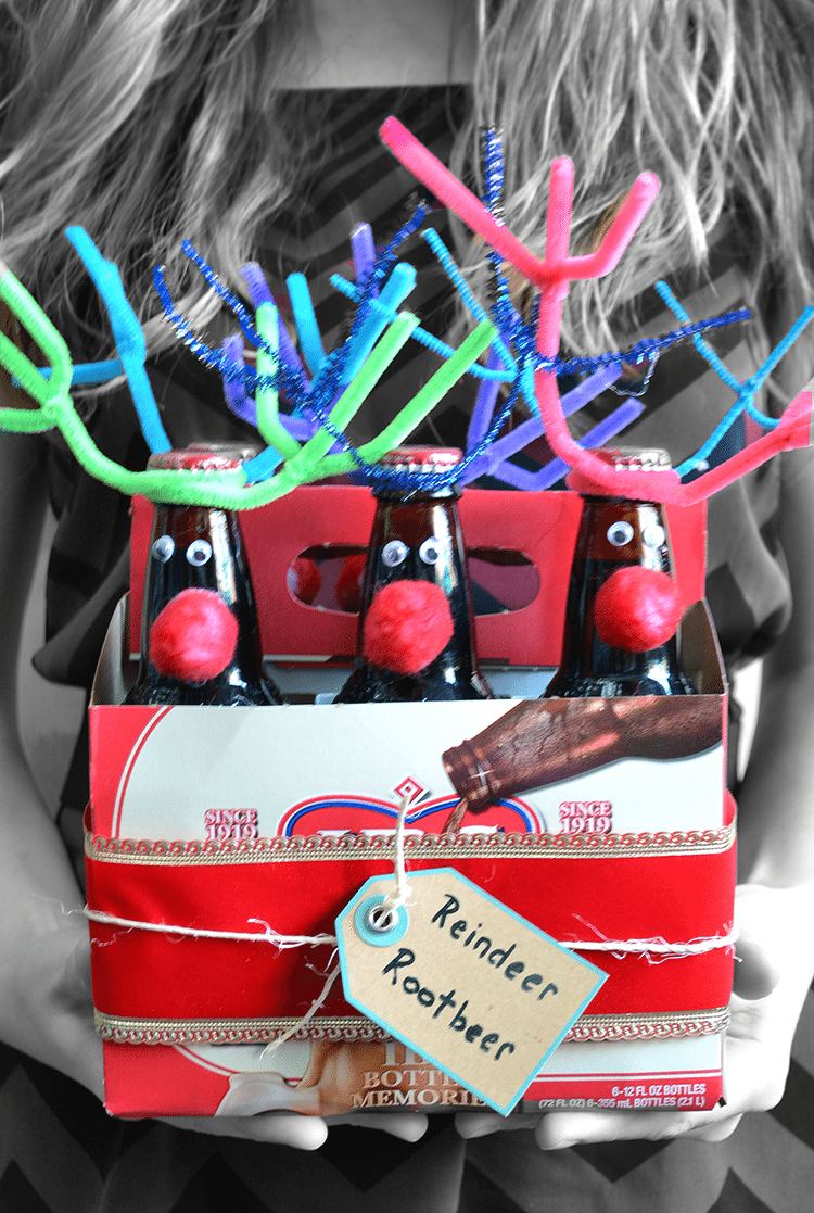 Reindeer Rootbeer a great gift idea for beer or rootbeer. Easy craft to make! | nelliebellie.com