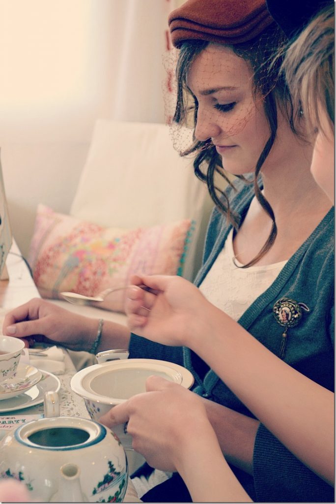 Alice in Wonderland tea party...vintage-style. By NellieBellie Alice in Wonderland tea party...vintage-style. By NellieBellie