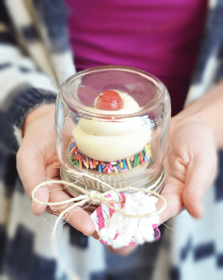 make a cute individual cupcake holder. So easy to make and gift! www.nelliebellie.com #gift #cupcake