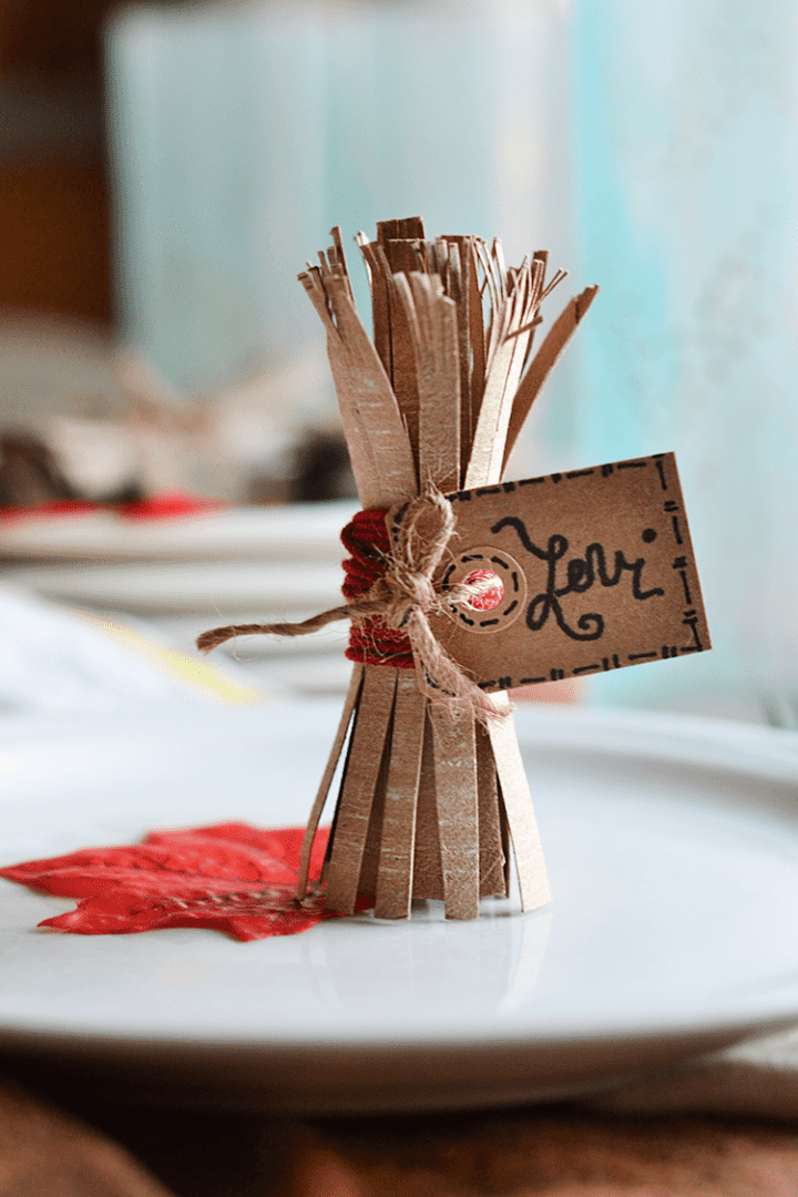 Make haystacks out of toilet paper rolls. A easy, fun project for the fall! #kidscrafts #fall #craft #recycledcraft