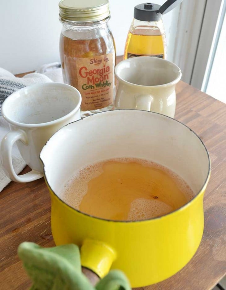 apple cider hot toddy. A gluten-free alcoholic drink that is easy to make! apple, gluten-free, alcholic, beverages, warm drinks