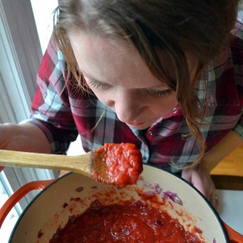 homemade spaghetti sauce recipe that is easy, classic, and one you'll use again and again! nelliebellie.com