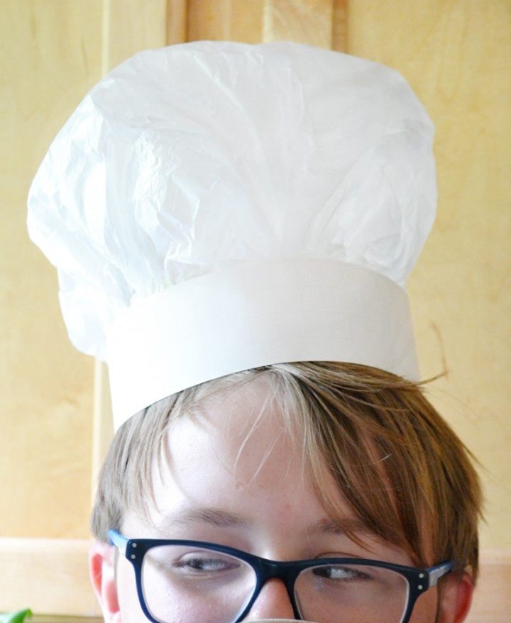 Make a chef's hat from paper. An easy, inexpensive craft that is a great idea for kid's!