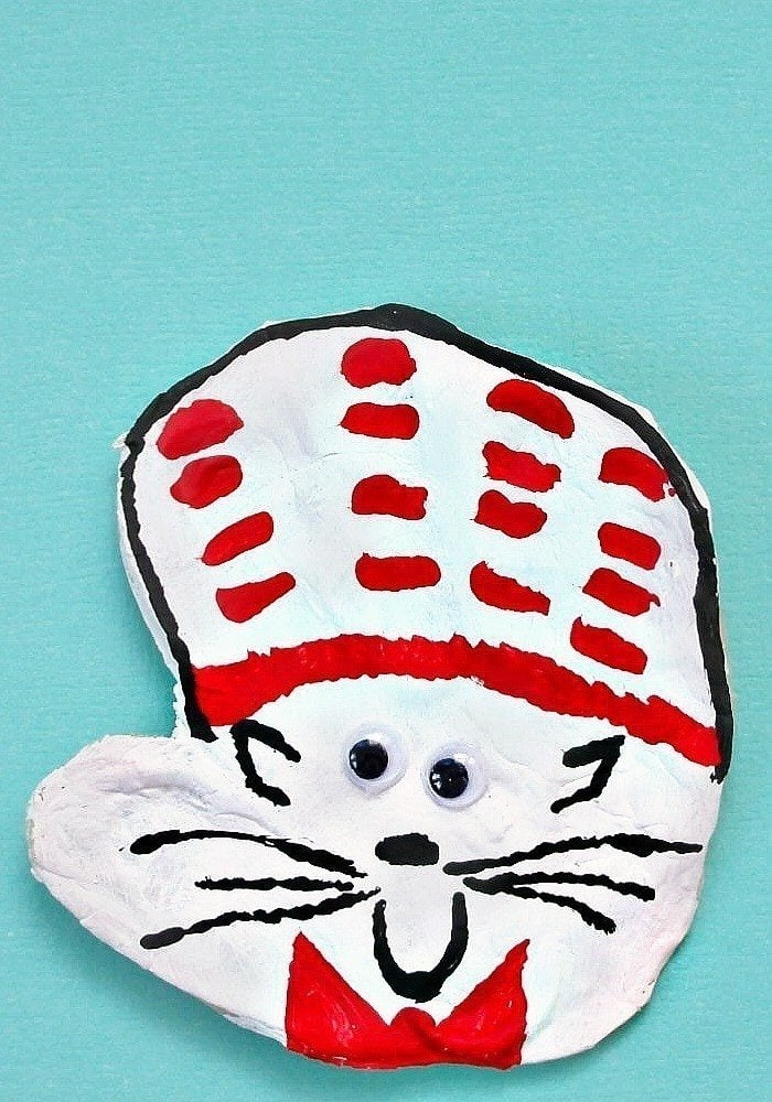 Cat in the Hat craft. A fun activity for Dr. Seuss' birthday using your child's handprint!