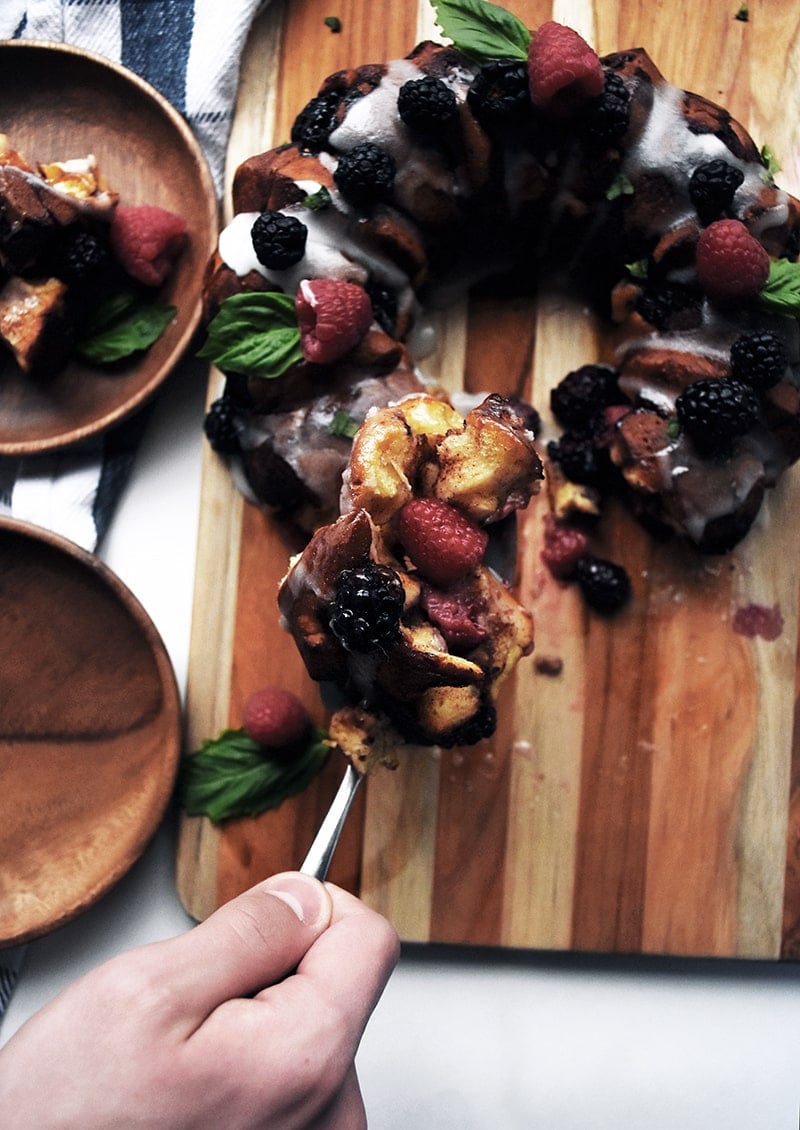 A delicious and simple cinnamon roll monkey bread made with fresh berries.