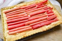 easy and delicious rhubarb tart. Made with puff pastry and only a few ingredinets!