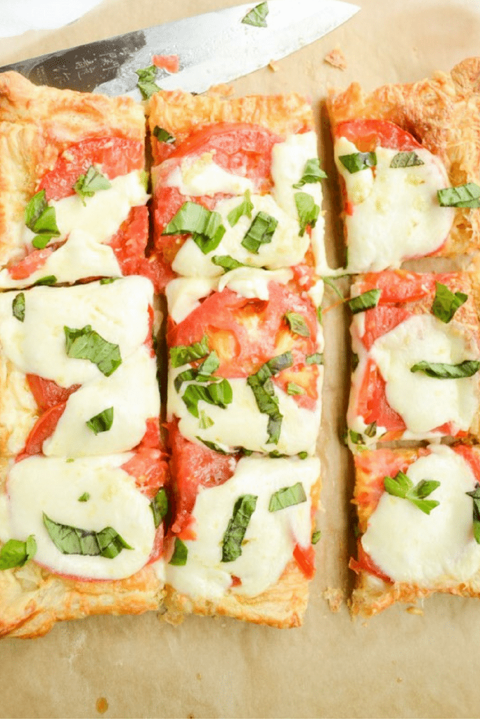 A delicious and easy tomato tart! Use puff pastry to make this delicious appetizer. Perfect for a farmer's market visit!