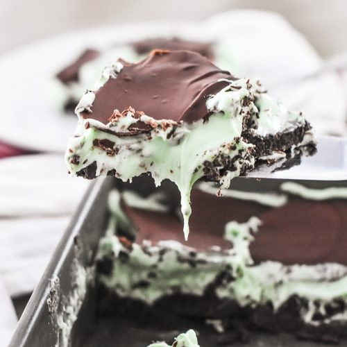 Easy, creamy chocolate mint bars with a oreo cookie crust and creamy mint layer.