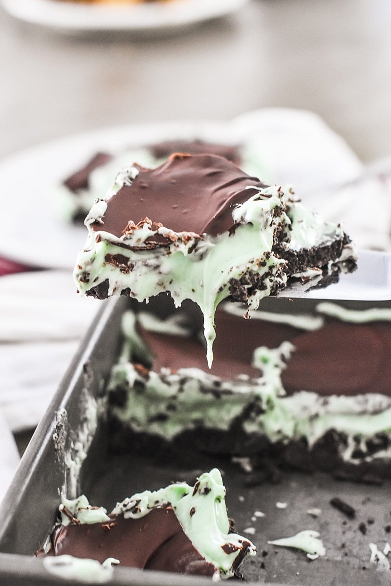 Easy, creamy chocolate mint bars with a oreo cookie crust and creamy mint layer.
