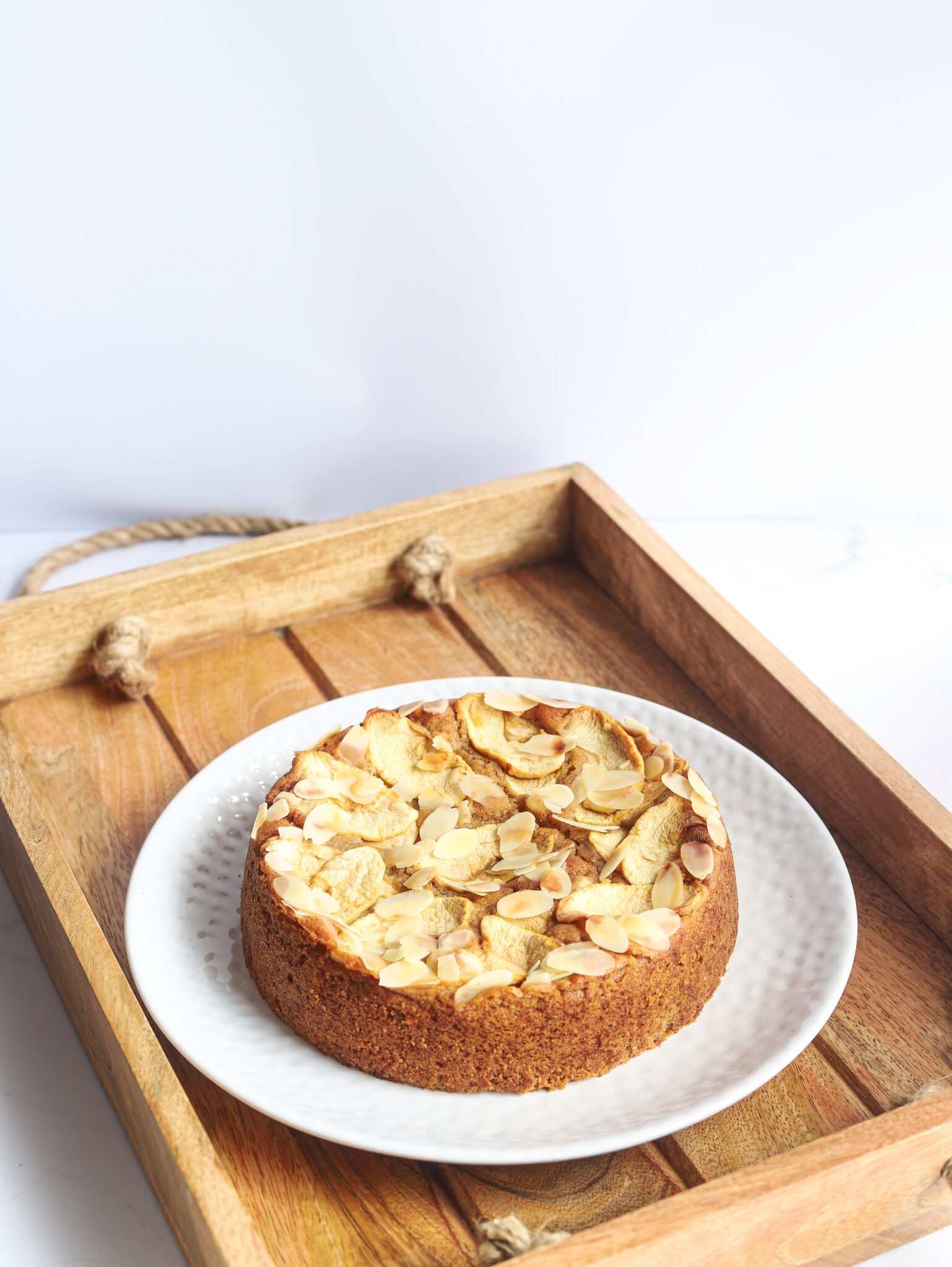 Apple Almond Cake moist, easy, full of flavor! Traditional coffee